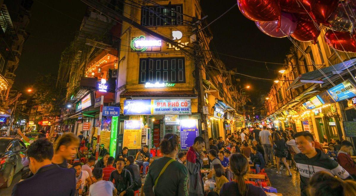 Khu phố đi bộ phố cổ là nơi ăn chơi tuyệt hảo cho những du khách muốn khám phá thành phố về đêm
